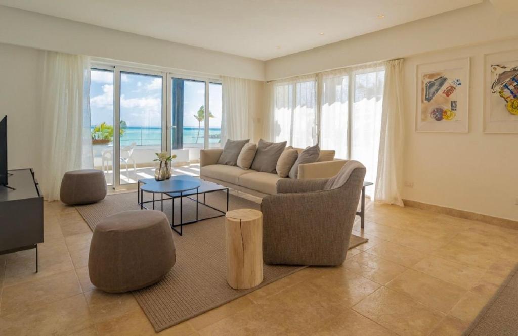 Zona d'estar a Punta Palmera Beach Front and pool views Cap Cana