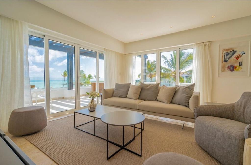 Zona d'estar a Punta Palmera Beach Front and pool views Cap Cana