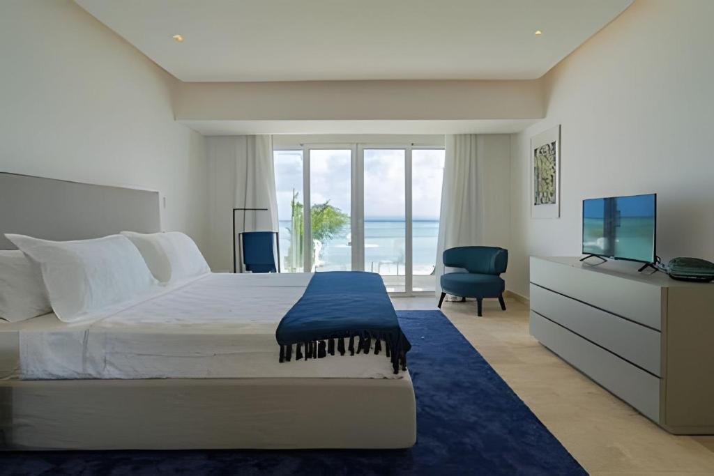 Llit o llits en una habitació de Punta Palmera Beach Front and pool views Cap Cana