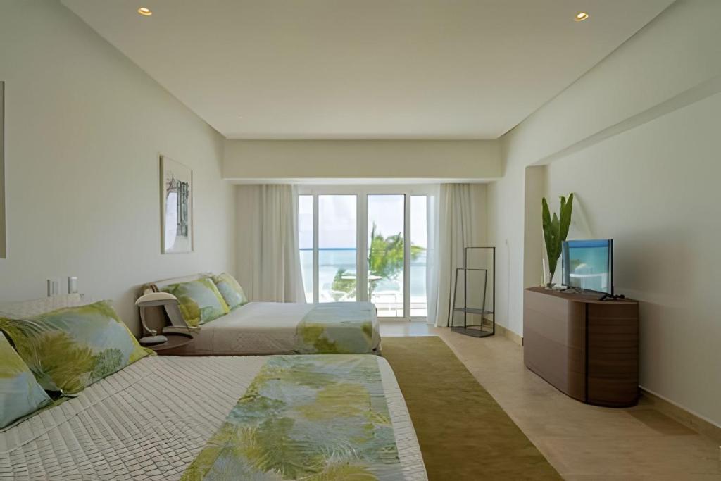 Llit o llits en una habitació de Punta Palmera Beach Front and pool views Cap Cana