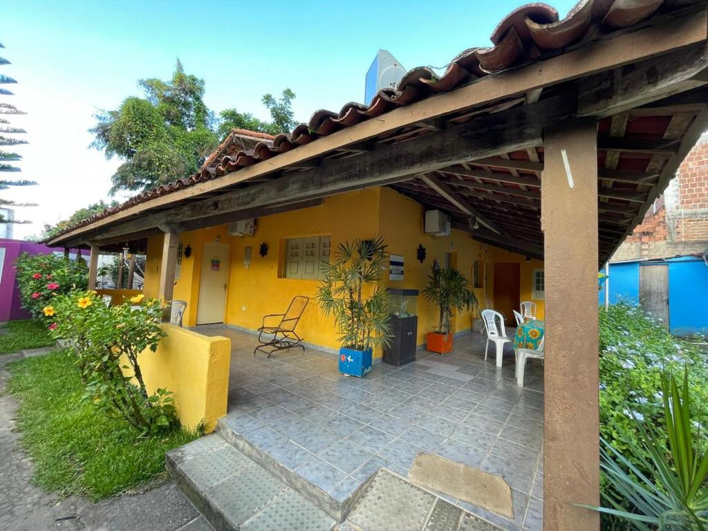 a yellow house with a patio in front of it at Pousada do Gord0 in Bonito