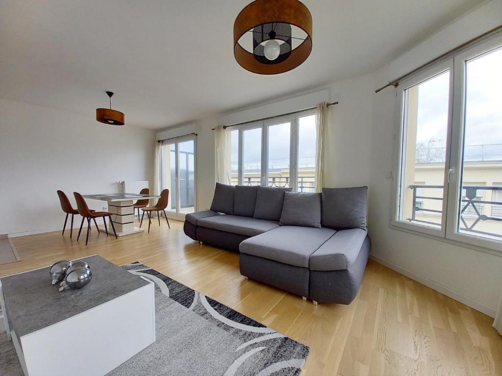 Χώρος καθιστικού στο Appartement 4 Pièces à Bougival