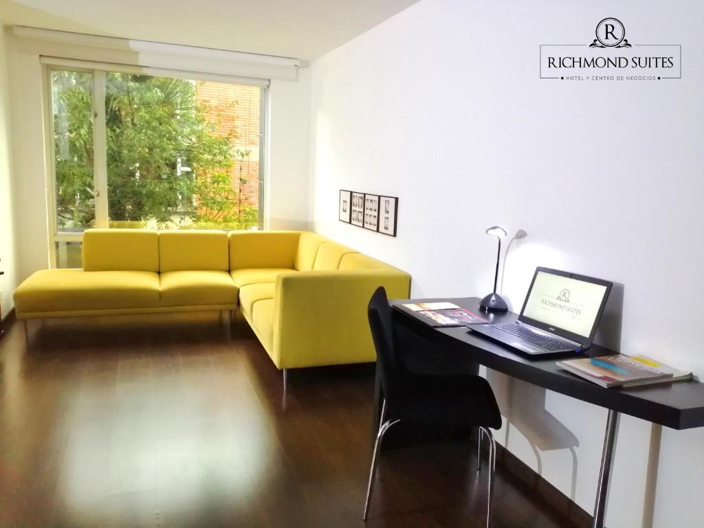 Posezení v ubytování Richmond Suites Hotel