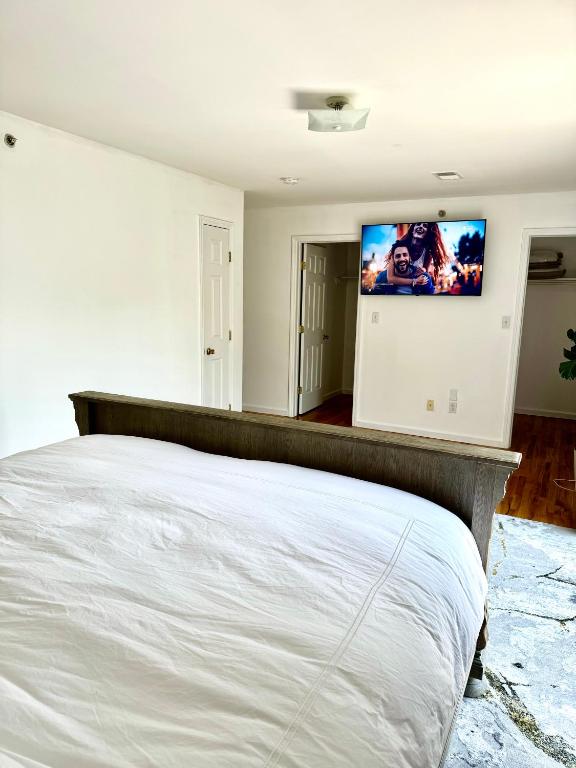 Postel nebo postele na pokoji v ubytování Stylish Evergreen Apartment By Newark Airport