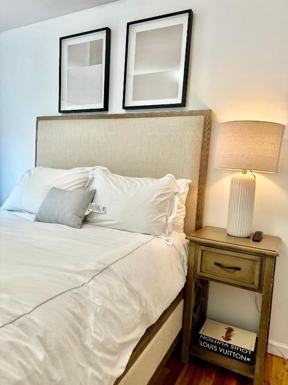 Postel nebo postele na pokoji v ubytování Stylish Evergreen Apartment By Newark Airport
