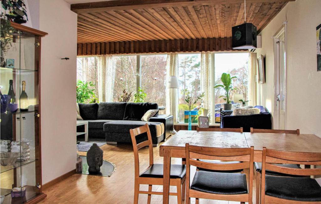 Posezení v ubytování Amazing Home In Båstad With Wifi
