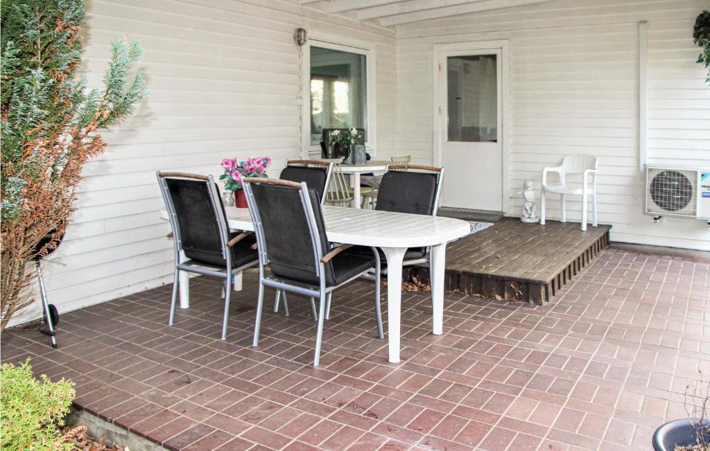 Patio nebo venkovní prostory v ubytování Amazing Home In Båstad With Wifi