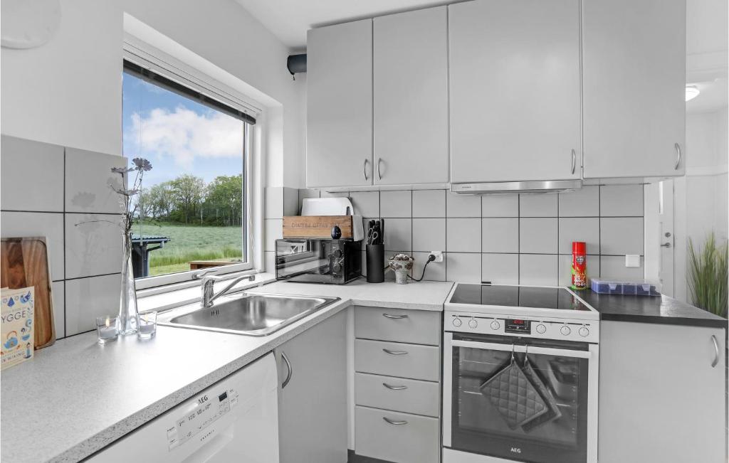 Kuchyň nebo kuchyňský kout v ubytování 1 Bedroom Nice Home In Rønne