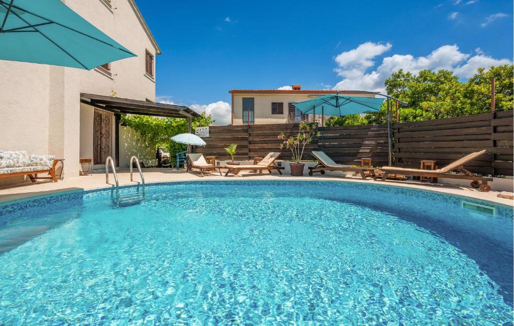 Πισίνα στο ή κοντά στο Cozy Apartment In Peroj With Wifi