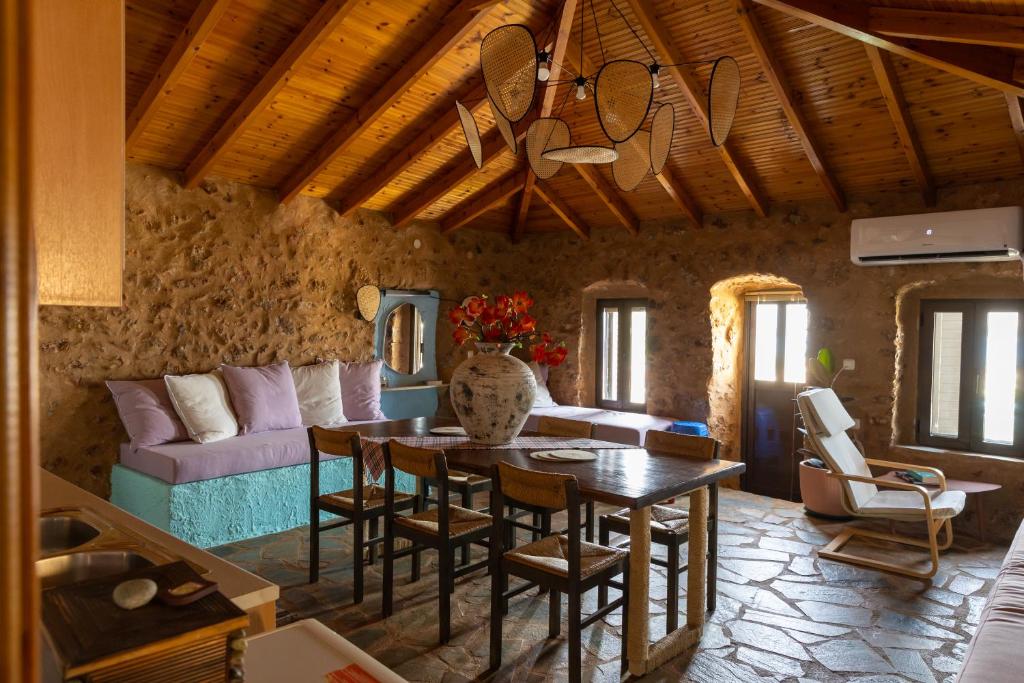 Posezení v ubytování Vasiliki Cozy & Modern House Githio view