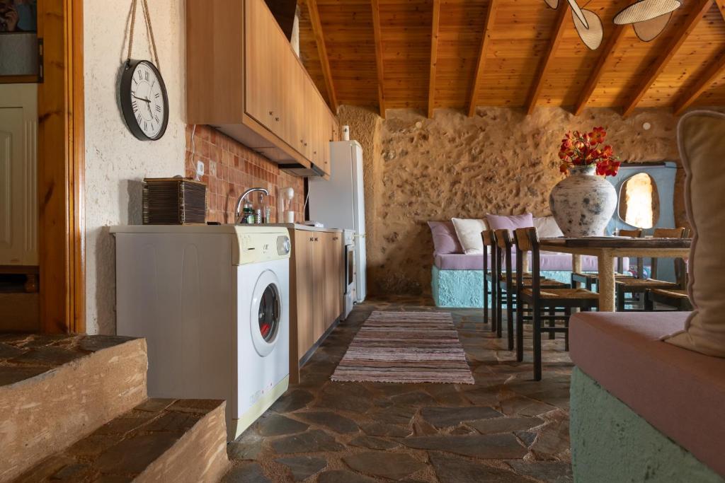 Kuchyň nebo kuchyňský kout v ubytování Vasiliki Cozy & Modern House Githio view