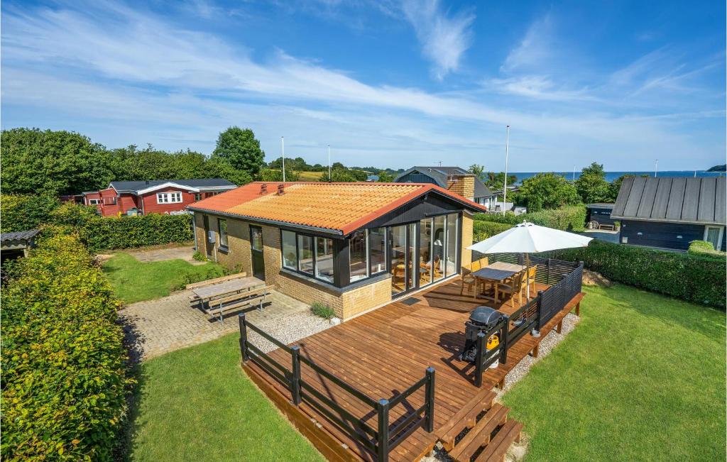una casa con terrazza, tavolo e panche di Holiday Home Egevej Broager a Broager