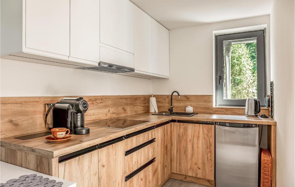 Kuchyňa alebo kuchynka v ubytovaní Lovely Home In Brenna With Kitchen