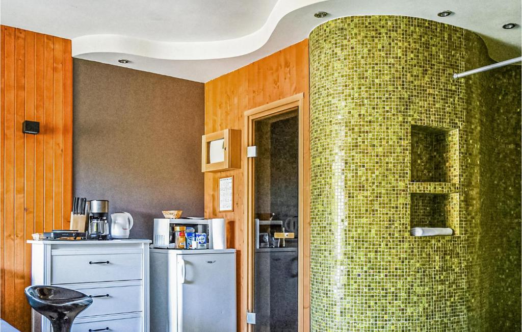 Kuchyňa alebo kuchynka v ubytovaní Awesome Apartment In Rewal With Kitchen