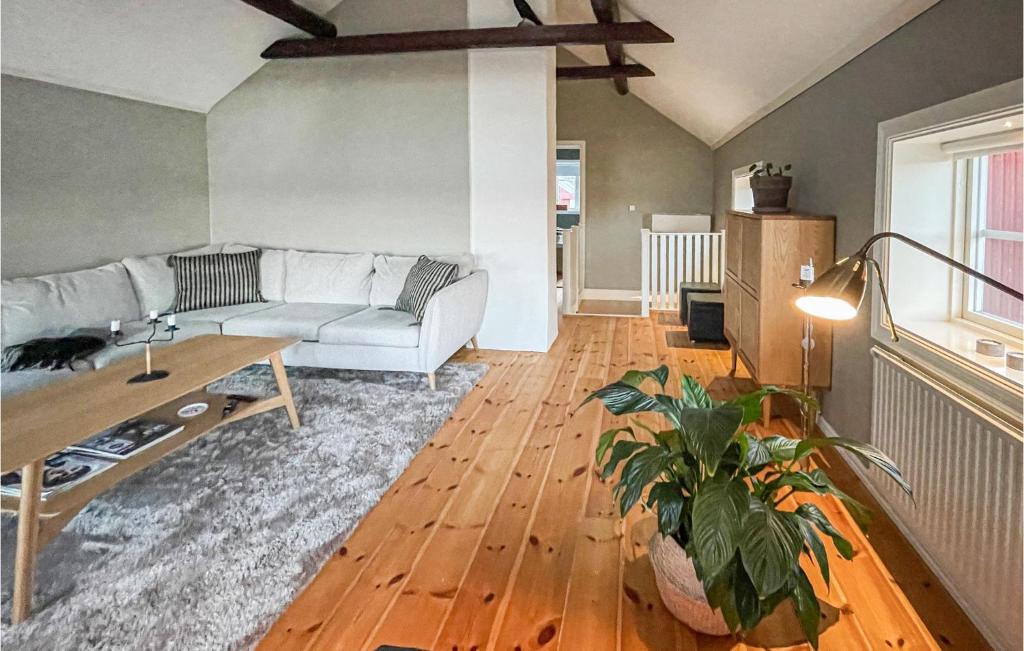 Posezení v ubytování 1 Bedroom Lovely Home In Mönsterås