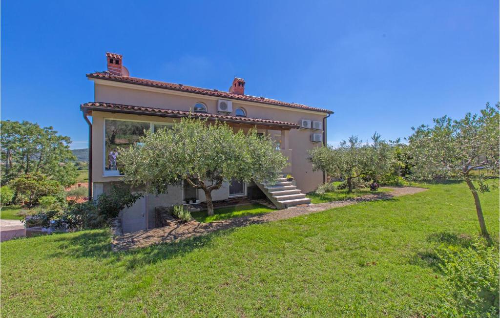 Zahrada ubytování 3 Bedroom Awesome Apartment In Secovlje