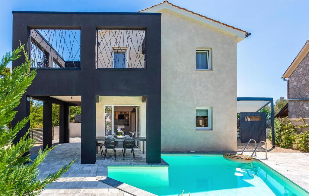 Bazén v ubytovaní Amazing Home In Sveti Ivan Dobrinjski alebo v jeho blízkosti