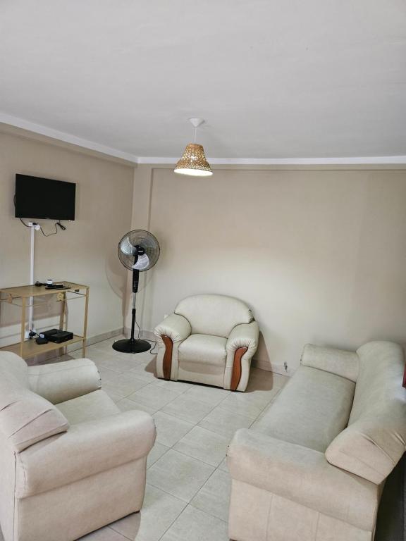 een woonkamer met twee banken en een tv bij La Loma in Salta
