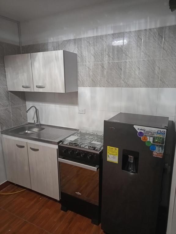 Kuchyň nebo kuchyňský kout v ubytování Noras Homestay Laureles
