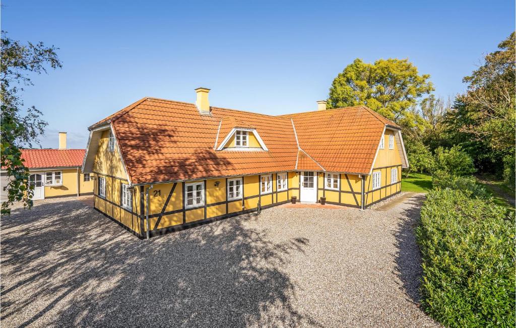 una grande casa gialla con tetto arancione di 6 Bedroom Cozy Home In Dannemare a Dannemare
