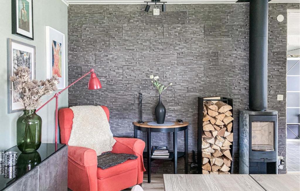 Posezení v ubytování Cozy Home In Borgholm With Wifi