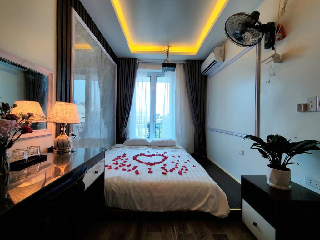 Postel nebo postele na pokoji v ubytování Hanoian Hotel
