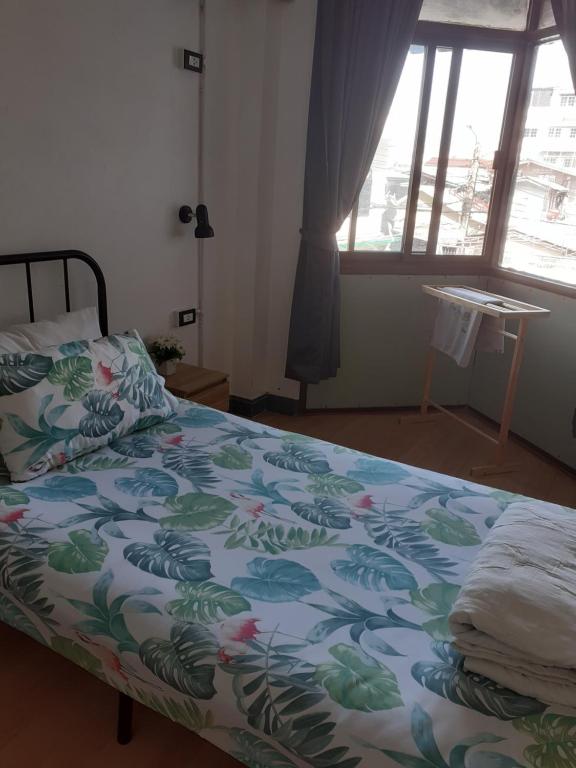 Postel nebo postele na pokoji v ubytování BaanSu Hostel
