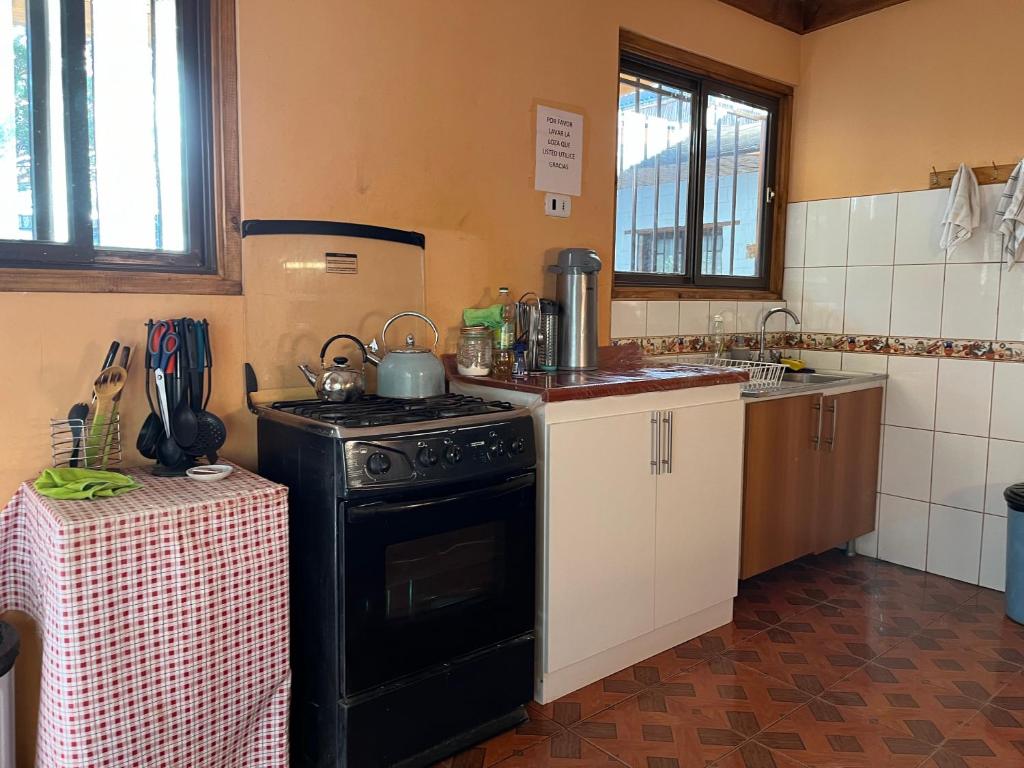 Köök või kööginurk majutusasutuses Hostal Piedrita de Rio