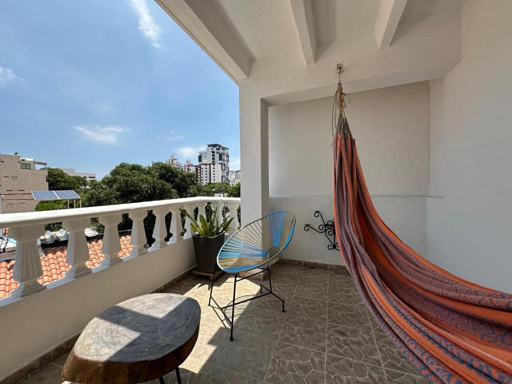 eine Hängematte auf einem Balkon mit Aussicht in der Unterkunft Calle11 hostal in Rodadero