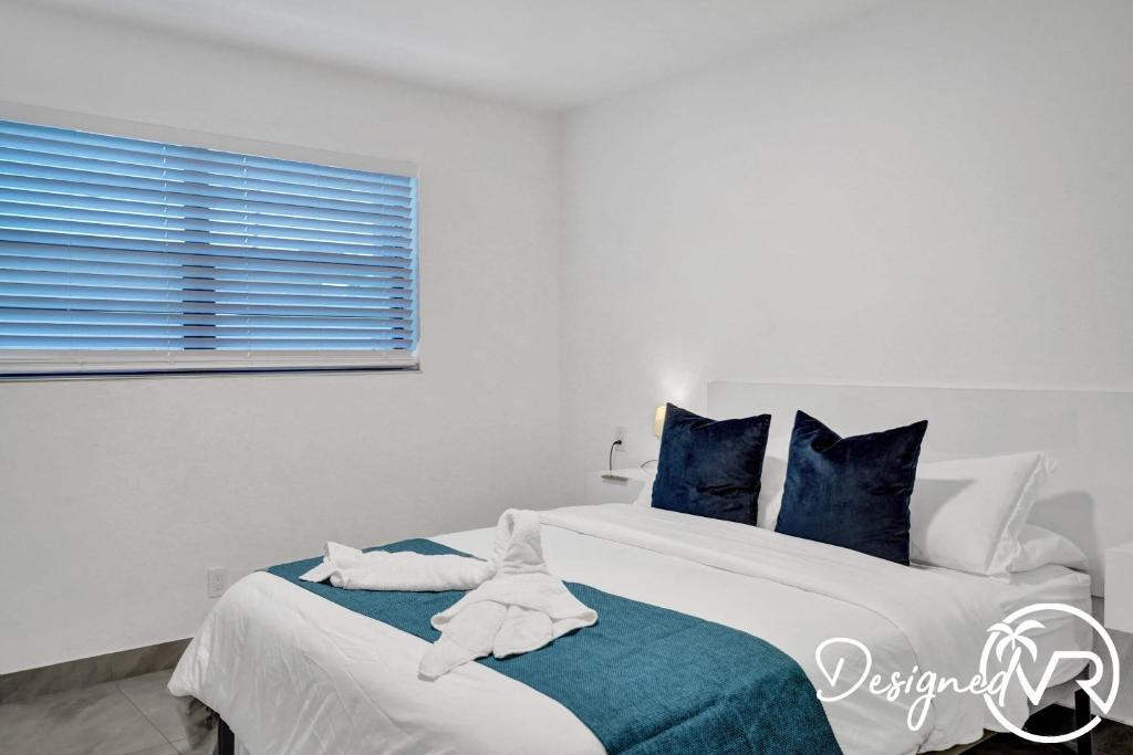 Postel nebo postele na pokoji v ubytování Unit F SeaI Private Unit near Deerfield Beach