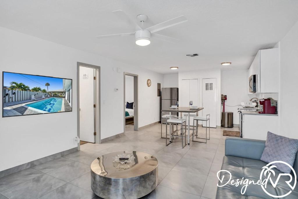 Posezení v ubytování Unit F SeaI Private Unit near Deerfield Beach