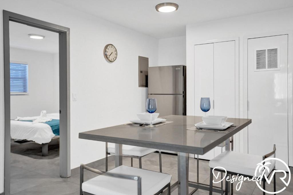 Kuchyň nebo kuchyňský kout v ubytování Unit F SeaI Private Unit near Deerfield Beach
