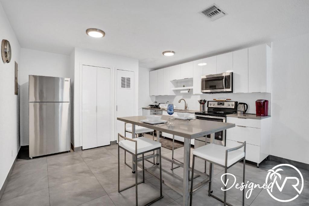 Kuchyň nebo kuchyňský kout v ubytování Unit F SeaI Private Unit near Deerfield Beach