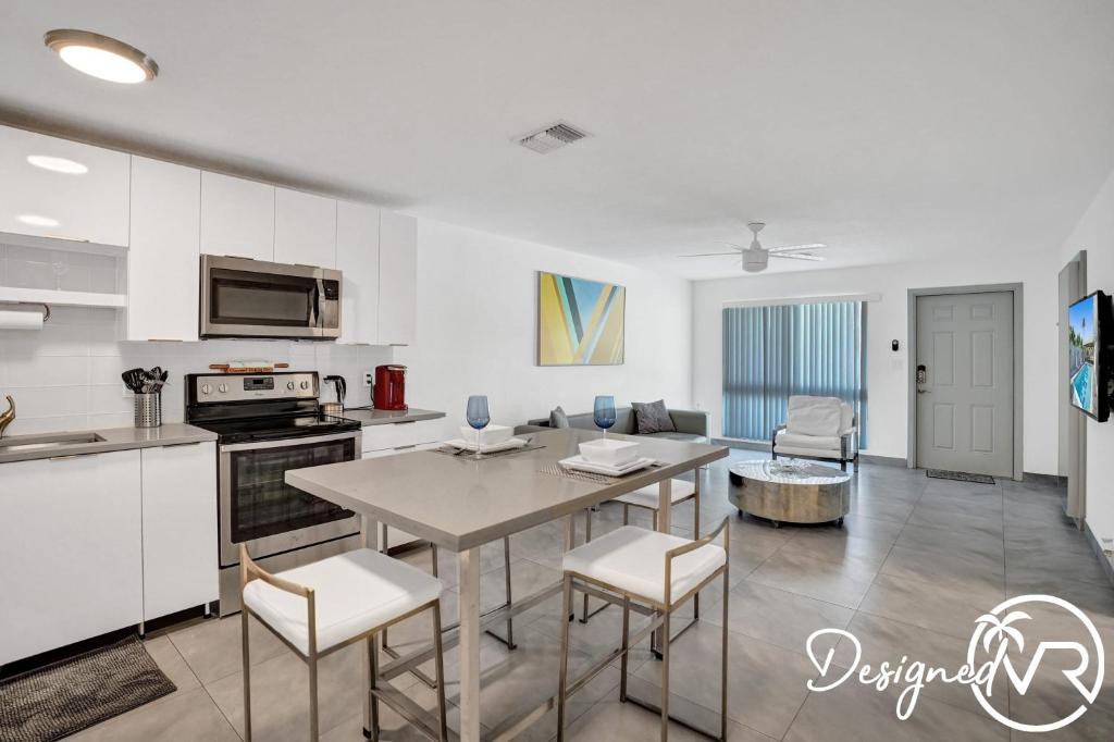 Kuchyň nebo kuchyňský kout v ubytování Unit F SeaI Private Unit near Deerfield Beach