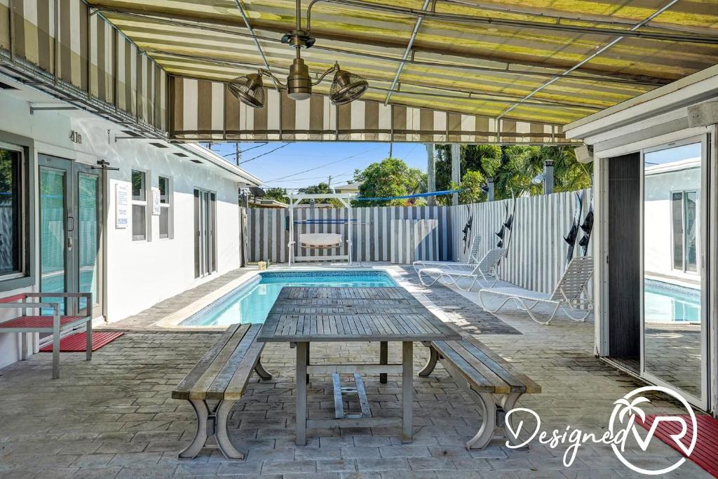 Bazén v ubytování Unit F SeaI Private Unit near Deerfield Beach nebo v jeho okolí