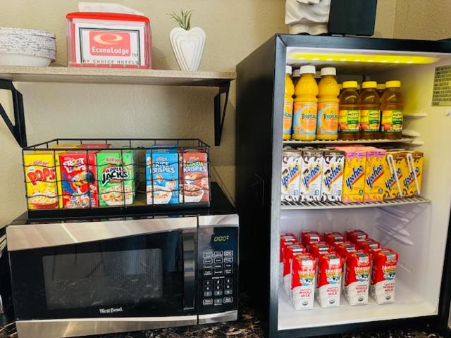 Kuchyň nebo kuchyňský kout v ubytování Econo Lodge Fredericksburg