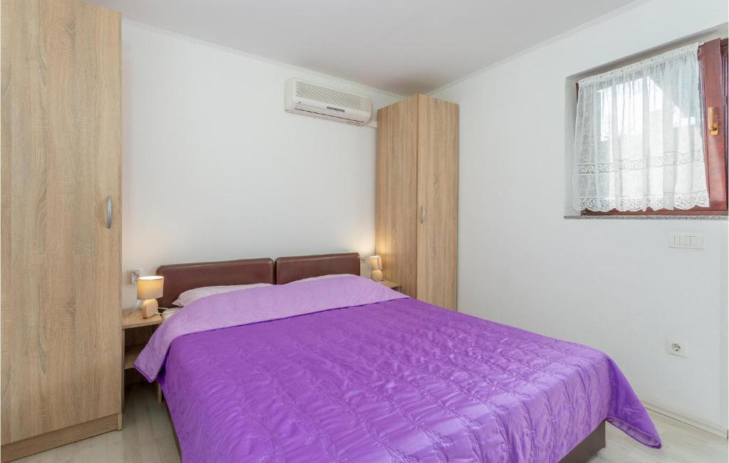 Postel nebo postele na pokoji v ubytování Nice Apartment In Omisalj With Wifi