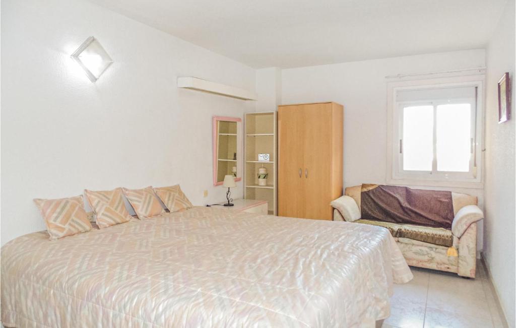 Posteľ alebo postele v izbe v ubytovaní Awesome Apartment In Torrevieja