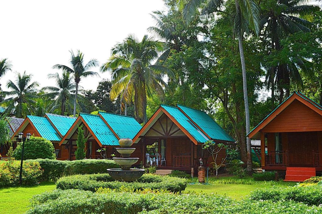 Zahrada ubytování Sayang Beach Resort Koh Lanta