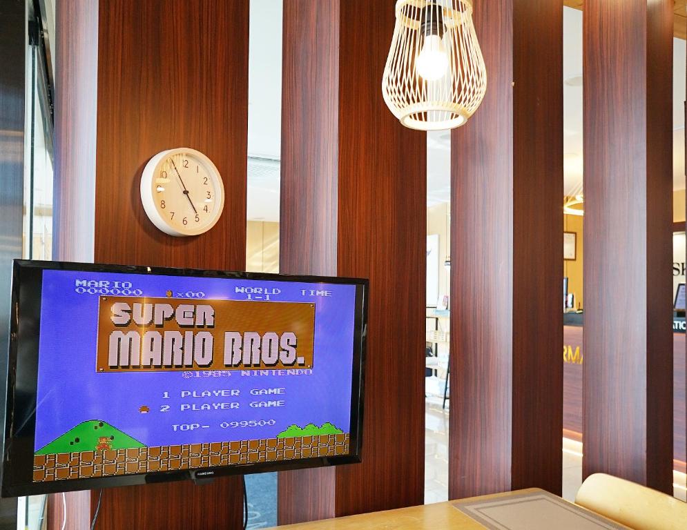 TV a/nebo společenská místnost v ubytování Sky Hotel