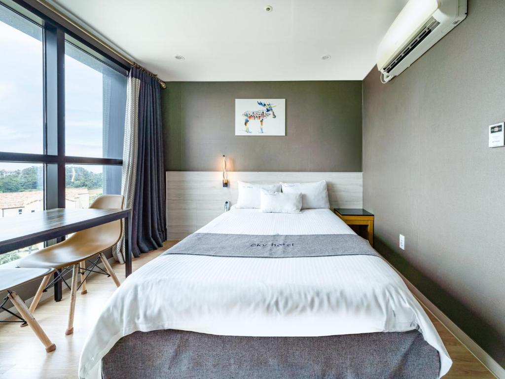 Postel nebo postele na pokoji v ubytování Sky Hotel