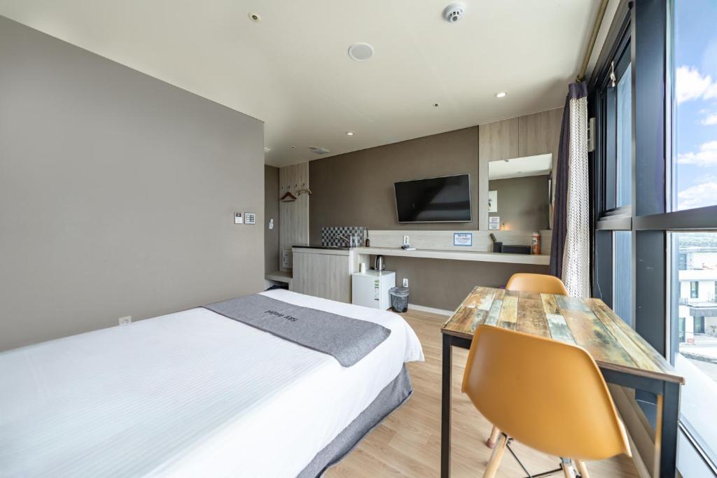 Kuchyň nebo kuchyňský kout v ubytování Sky Hotel