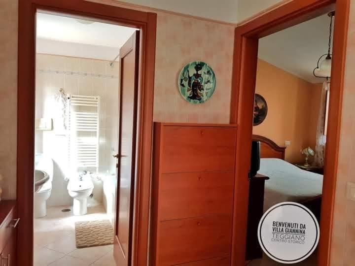 - Baño con puerta que da a un dormitorio en villagiannina, en Teggiano