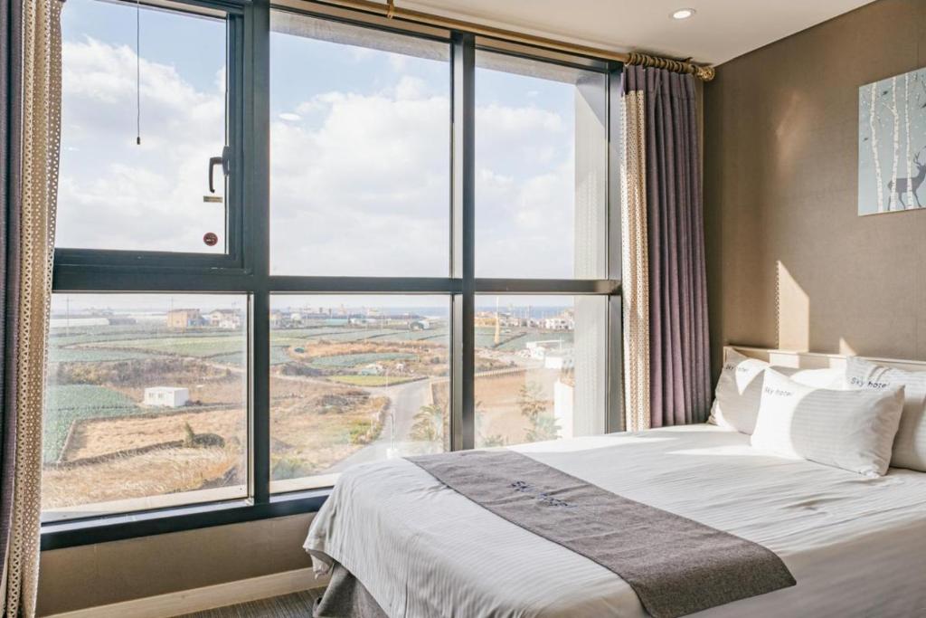 Postel nebo postele na pokoji v ubytování Sky Hotel