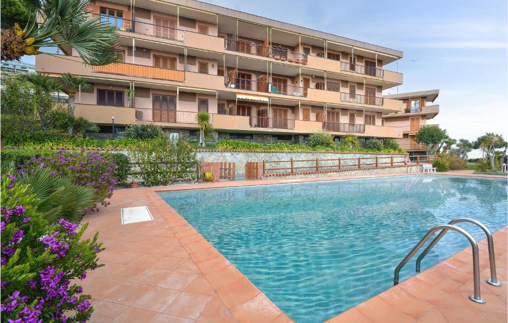 Bazén v ubytování Cozy Apartment In Santo Stefano Al Mare nebo v jeho okolí
