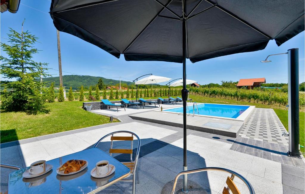Bazén v ubytovaní Lovely Home In Novi Marof With Sauna alebo v jeho blízkosti