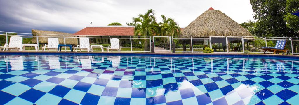Bazén v ubytování Hotel Brisas La Gaviota Mariquit-Tolima nebo v jeho okolí