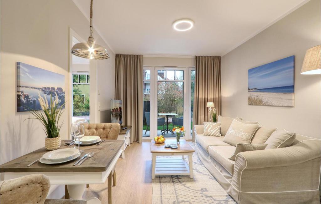 ein Wohnzimmer mit Sofa und Tisch in der Unterkunft Baltischer Hof Apartment 3 in Boltenhagen