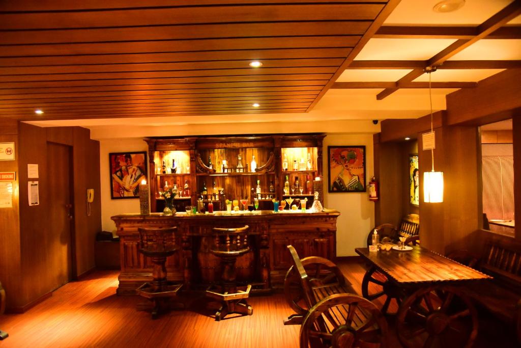 Lounge nebo bar v ubytování Sinclairs Retreat Ooty