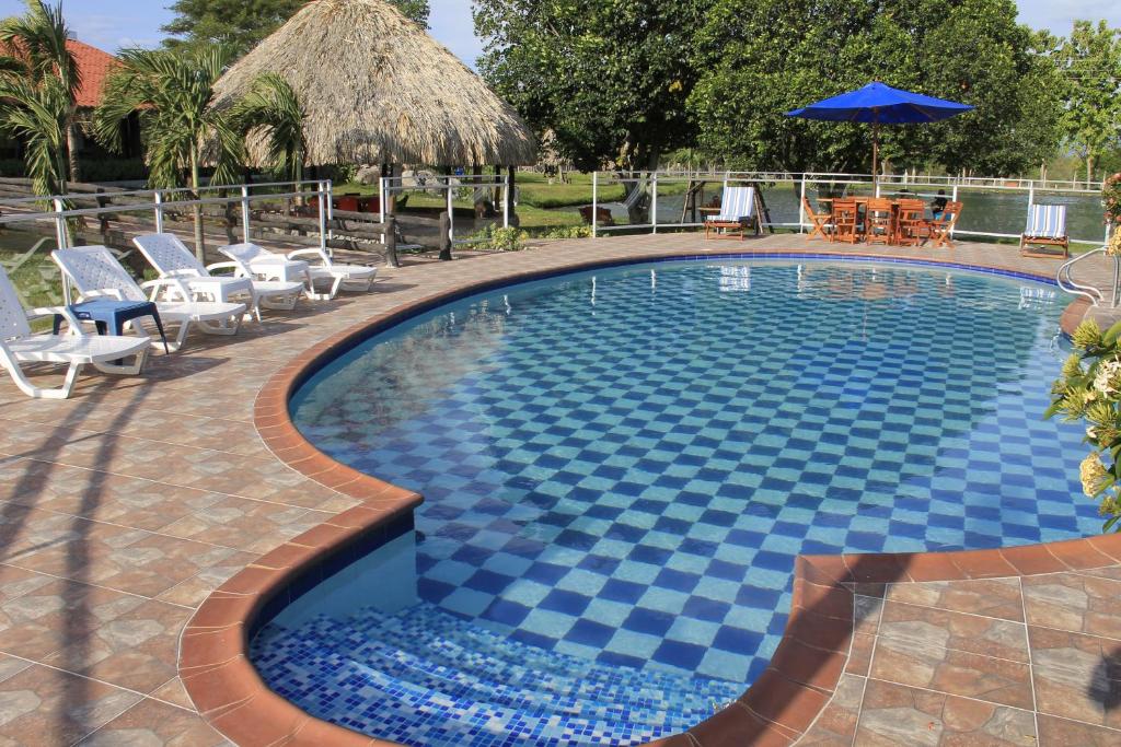 Bazén v ubytování Hotel Brisas La Gaviota Mariquit-Tolima nebo v jeho okolí